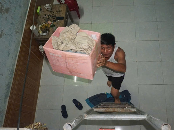 Dân vùng 'rốn lũ' ở Đà Nẵng nghỉ làm, dọn đồ tránh ngập lụt