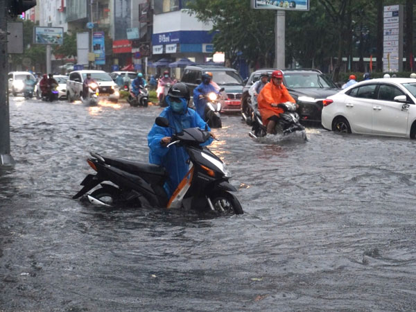 Mưa lớn, nhiều tuyến đường Đà Nẵng ngập sâu