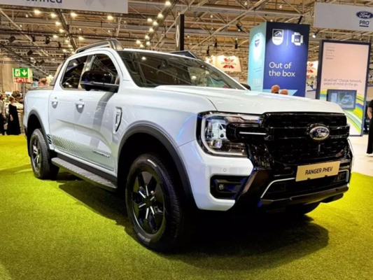 Tận thấy Ford Ranger Stormtrak 2025 bản 'uống xăng như ngửi'
