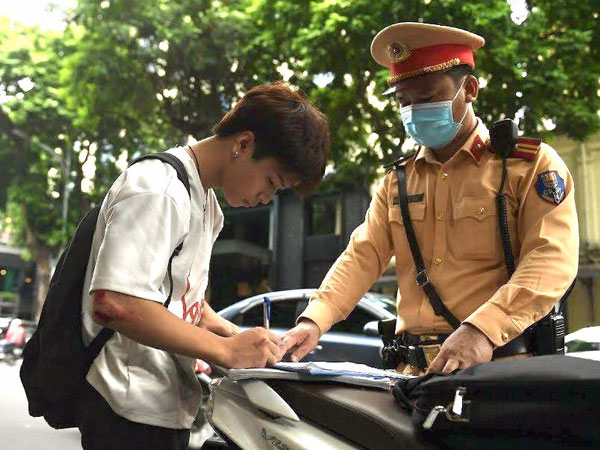 Giao xe máy cho trẻ chưa đủ tuổi điều khiển, chủ xe có bị phạt không?