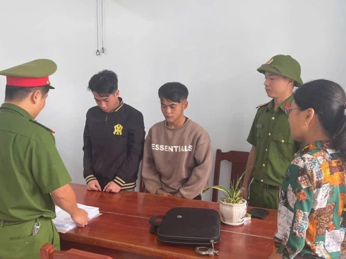 5 thanh niên chuốc say cô gái rồi hiếp dâm tập thể, quay clip
