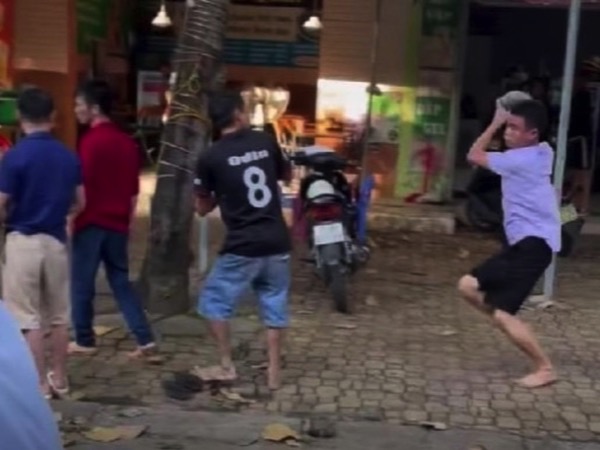 'Cà khịa' phải nhóm côn đồ, nam thanh niên ở Hà Nội bị hành hung đến nhập viện