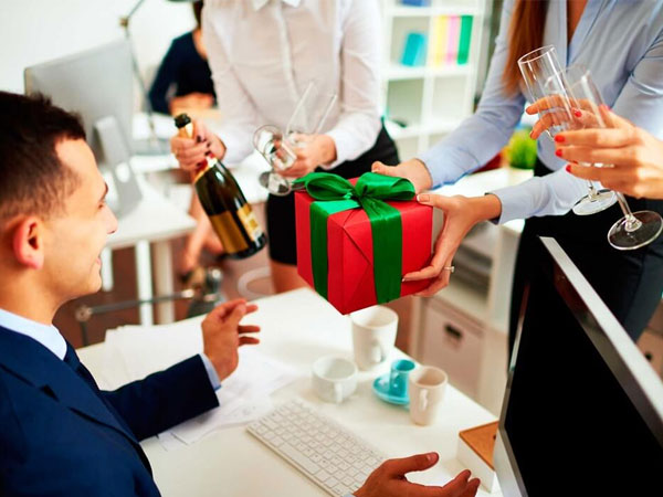 Tôi biếu sếp quà dịp Trung thu, anh tặng lại tôi hộp trà date từ 5 năm trước: Giận tím người nhưng 2 tháng sau bỗng được thăng chức
