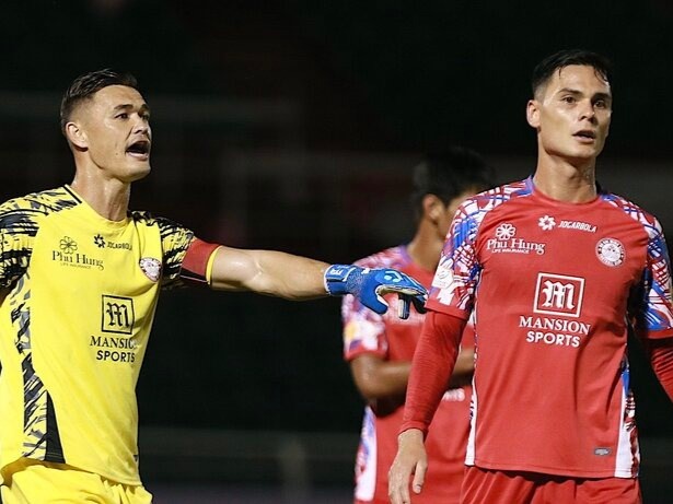 Nhãn hiệu liên quan đến cá độ xuất hiện trên áo 2 đội bóng, BTC V.League nói gì?