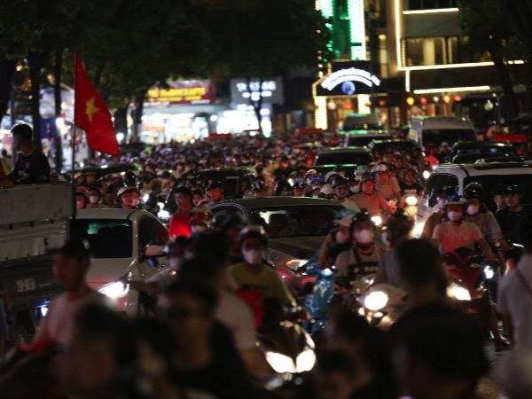 Hà Nội ùn tắc sau đêm Trung Thu, hàng dài người chôn chân cả tiếng đồng hồ chưa về được nhà