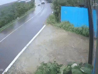 Lái xe vượt ẩu khi trời mưa, gây va chạm khiến người đi xe máy không qua khỏi