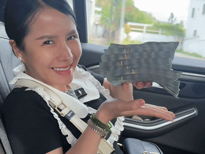 Thái độ của Bà Nhân Vlog khi cầm 320 triệu tiền mặt đi từ thiện gây bàn tán