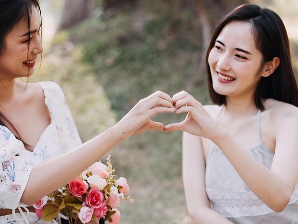 Chết lặng khi bóc phong bì mừng cưới của bạn thân