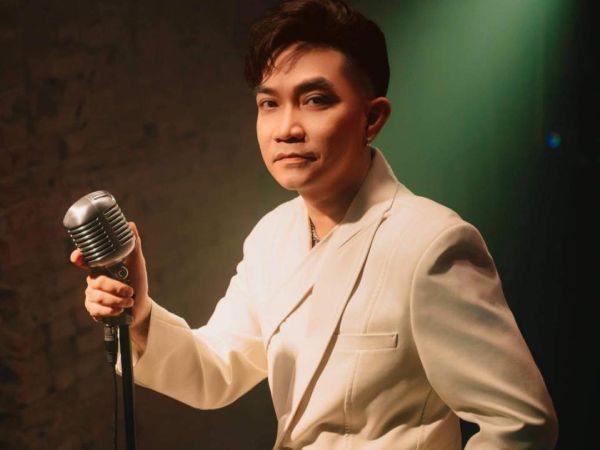 Hậu đổ vỡ hôn nhân, nam ca sĩ Việt ở nhà thuê, đi xe ôm, ăn chay trường, bạn gái vô cùng nóng bỏng