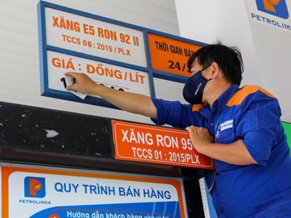 Giá xăng quay đầu tăng nhẹ sau 4 lần giảm liên tiếp