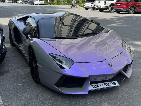 Siêu xe Lamborghini Aventador mui trần rao bán giá 22 tỷ kèm biển số tứ quý 9