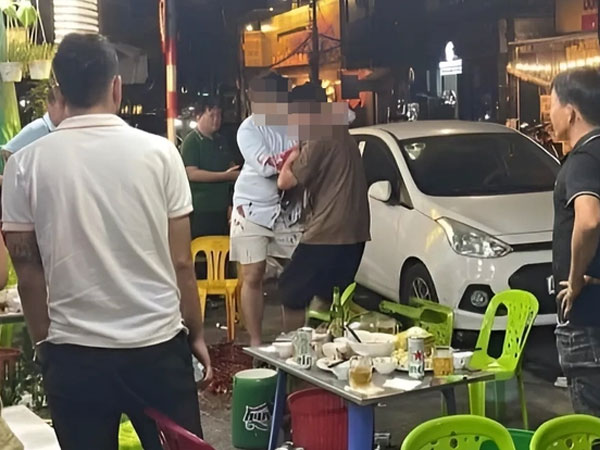 Dùng đũa, dao đâm nhau trong cuộc rượu, 1 người tử vong