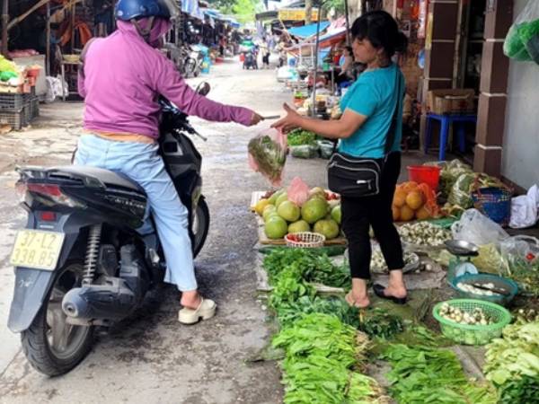 Miền Bắc vẫn khan hiếm rau xanh ở chợ