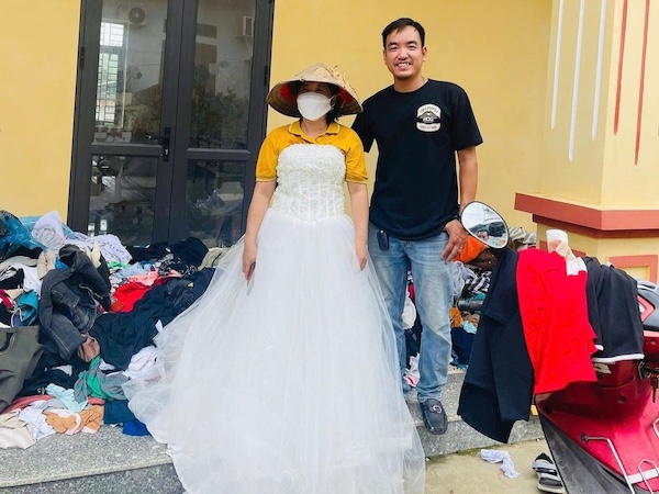 Người phụ nữ đang soạn đồ từ thiện thì hoá thành cô dâu và chuyện dở khóc dở cười phía sau