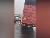 Tài xế liều mình giữ xe tải trước trong gió bão trên cầu