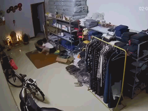Người phụ nữ bị gã đàn ông che mặt đè ra sàn, đấm túi bụi khi đang ngồi ăn