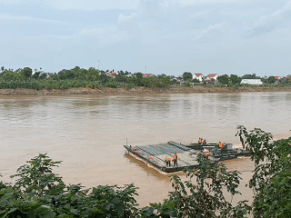 Xem công binh thả đốt phao sau vụ sập cầu Phong Châu