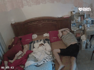 Chồng đang ngủ ngon bỗng té xuống đất, vợ giật mình ngơ ngác phải check camera