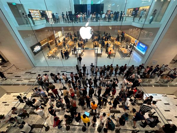 Ngày đầu mở bán iPhone 16 ở Malaysia: Khách Việt áp đảo, có người xách valy từ sân bay đến thẳng Apple Store