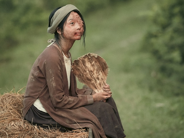 Cô gái 19 tuổi đeo mặt nạ 1 tỷ đồng trong bộ phim đang gây 'sốt' phòng vé Việt là ai?