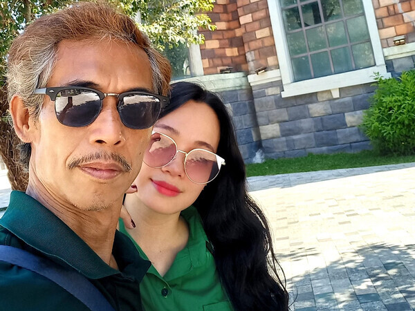 'Nghệ sĩ có gương mặt khắc khổ nhất màn ảnh Việt' có vợ trẻ đẹp kém 25 tuổi là ai?