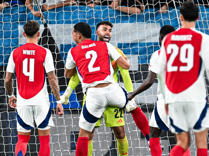 David Raya giúp Arsenal thoát thua Atalanta trận ra quân Cup C1