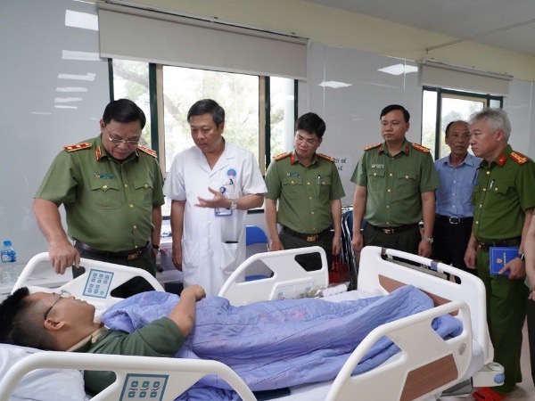 Thượng úy cảnh sát hình sự ở Hà Nội bị 2 thanh niên đi xe máy tông nhập viện