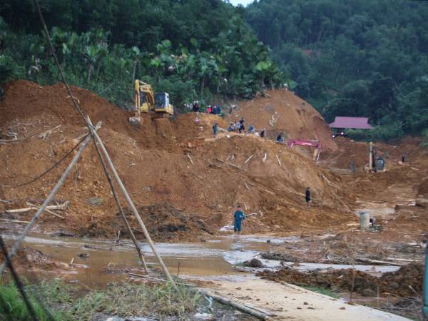 Nỗi đau của đại gia đình 9 người bị vùi lấp dưới 6 mét đất