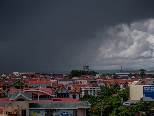 Bầu trời bỗng tối sầm giữa trưa cùng mây đen cuồn cuộn kéo đến, Quảng Bình tiếp tục hứng mưa to