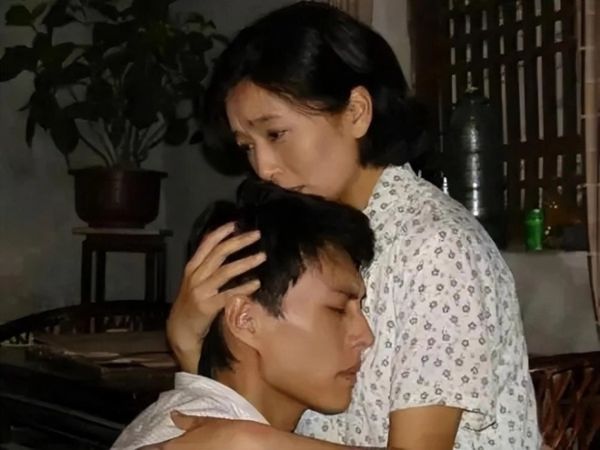 Cặp đôi phim giả tình thật yêu nhau nhờ đóng vai mẹ con, buộc phải chia tay vì 1 lý do đau lòng