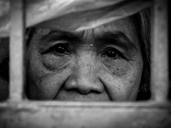Bà lão bán đất hương hỏa chia tiền cho các con, ốm đau không người chăm sóc