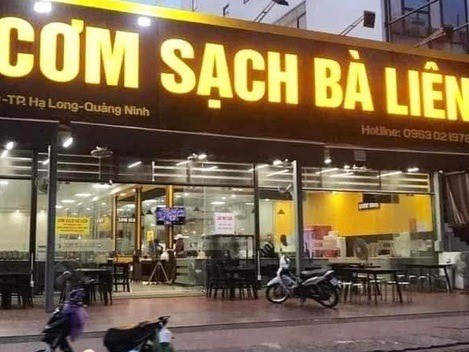 Rộ thông tin quán cơm sạch bà Liên vắng tanh sau 'phốt chặt chém', nhân viên nhàn rỗi đứng chơi?