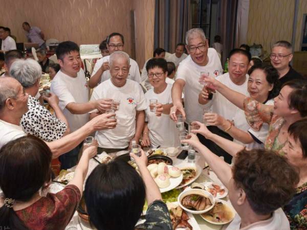 62 tuổi, đi họp lớp, hay tin bạn cũ bị ung thư, tôi kêu gọi ủng hộ tiền vào tài khoản cá nhân – Không ngờ bị nhiều người mỉa mai, tôi xin luôn ra khỏi nhóm
