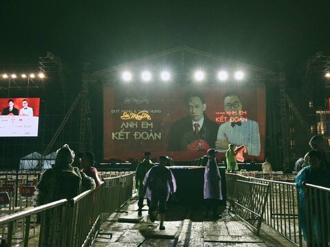 Liveshow Duy Mạnh - Tuấn Hưng: Tam Đảo đổ mưa lớn, khán giả tắc đường đến trễ phải lùi giờ bắt đầu!