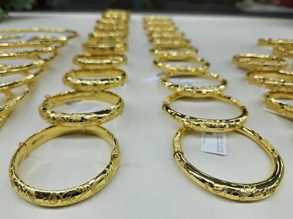 Có 2 tỉ đồng mua vàng nhẫn 24K và vàng miếng SJC từ đầu năm, lãi bao nhiêu?