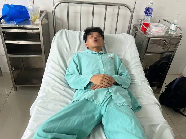 Một học sinh cấp 3 bị đánh hội đồng trước cổng trường ở Bình Phước