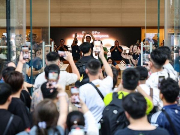 Nghỉ việc xếp hàng từ sáng để 'săn' iPhone 16: Sang tay cho khách Việt lãi ngay 3 triệu mỗi chiếc