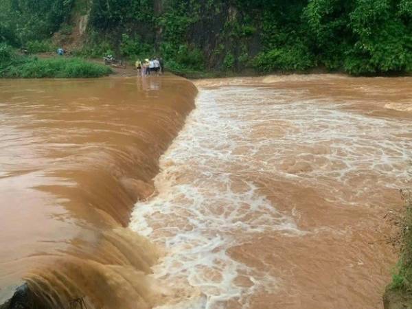 Cố gắng cứu chiếc xe máy, người đàn ông bị nước cuốn trôi mất tích