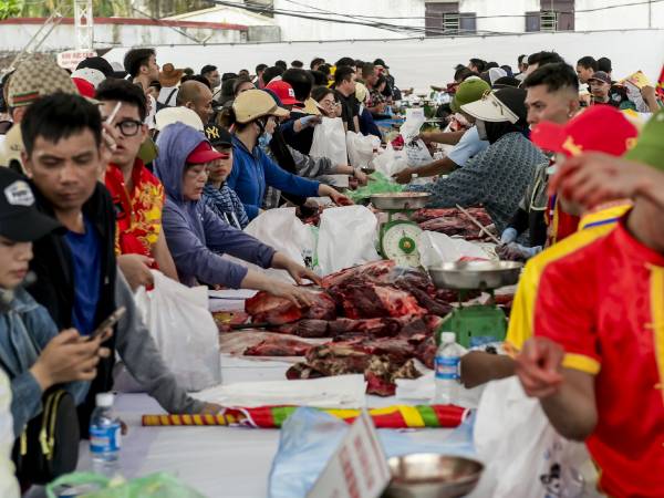 Thịt trâu chọi Đồ Sơn rẻ hơn mọi năm, khách chen chân mua lấy may