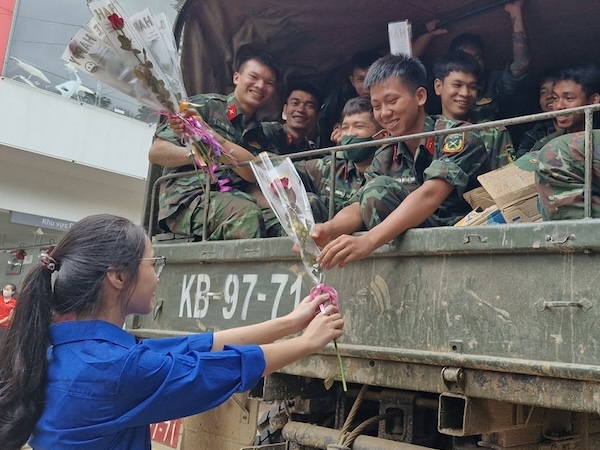 Cảm động hình ảnh người dân vùng lũ Yên Bái bịn rịn chia tay bộ đội