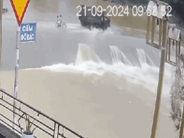 Thót tim 2 bé gái bị nước lũ cuốn trôi khi đạp xe qua ngầm tràn
