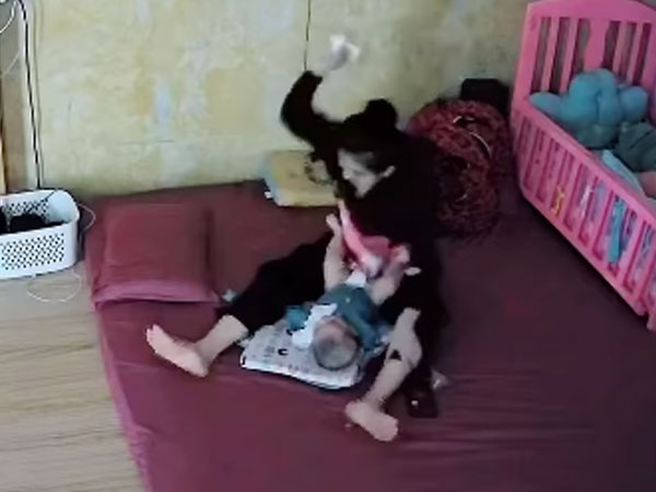Mẹ bỉm ném mạnh bình sữa xuống sàn, ngồi khóc trong tủi thân, ấm ức, chỉ có những người mẹ từng trải qua mới thấu