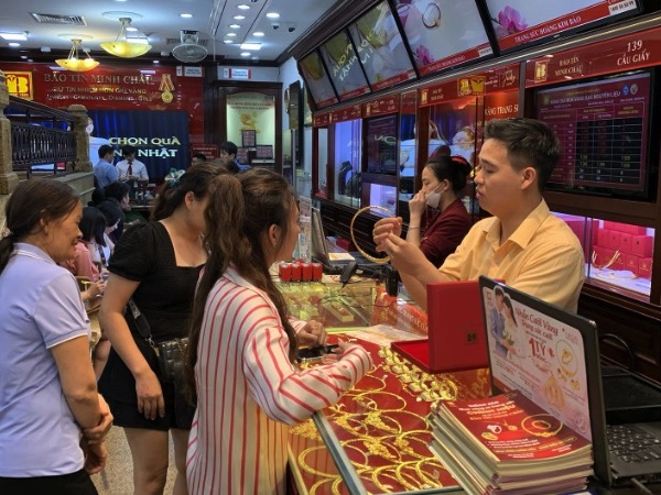 Mua vàng nhẫn cất két, không ngờ lãi đậm