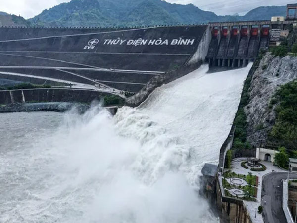 Thủy điện Hòa Bình mở 1 cửa xả lũ, 12 tỉnh và thành phố chú ý