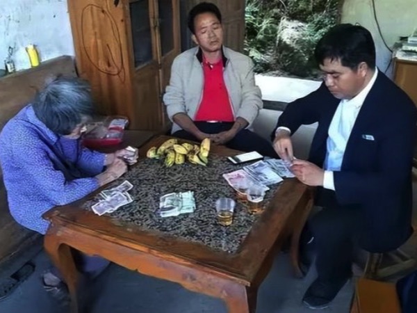 Mẹ già 7 năm ròng chắt chiu từng đồng trả món nợ hơn 10 triệu đồng thay con trai đã khuất khiến giám đốc ngân hàng cũng phải rơi lệ