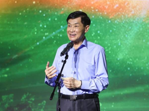 Ông Johnathan Hạnh Nguyễn vét tiền hưu từ quỹ gia đình, tặng đồng bào lũ lụt: 'Các con tôi nói ba lớn rồi, ba giữ tiền làm gì, ba đóng hết đi, có gì tụi con lo cho'