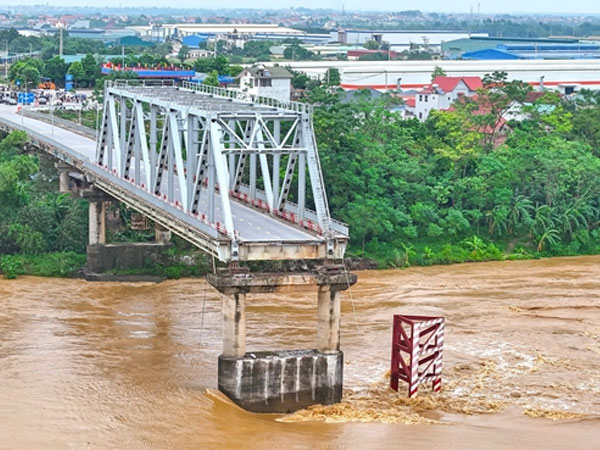 Chi hơn 9 tỷ đồng đề trục vớt cầu Phong Châu và các phương tiện rơi xuống sông