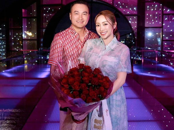 Diễn viên Chi Bảo thông báo bà xã vượt cạn thành công, hé lộ hình ảnh đầu tiên của con gái