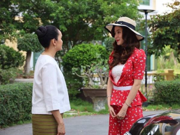 Em gái đi làm ăn xa, 10 năm sau trở về với chiếc ô tô Mercedes, phát cho mỗi người cọc tiền trị giá 200 triệu