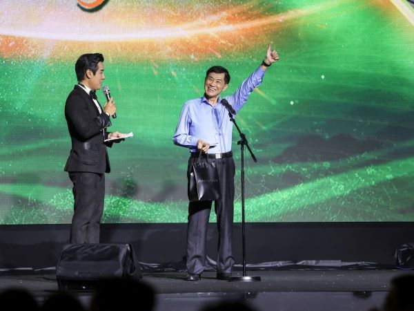 Tỷ phú Johnathan Hạnh Nguyễn công bố tổng số tiền từ thiện không có trong sao kê của MTTQ: 'Chính tôi đếm nên yên tâm là không thiếu 1 tờ nào hết'